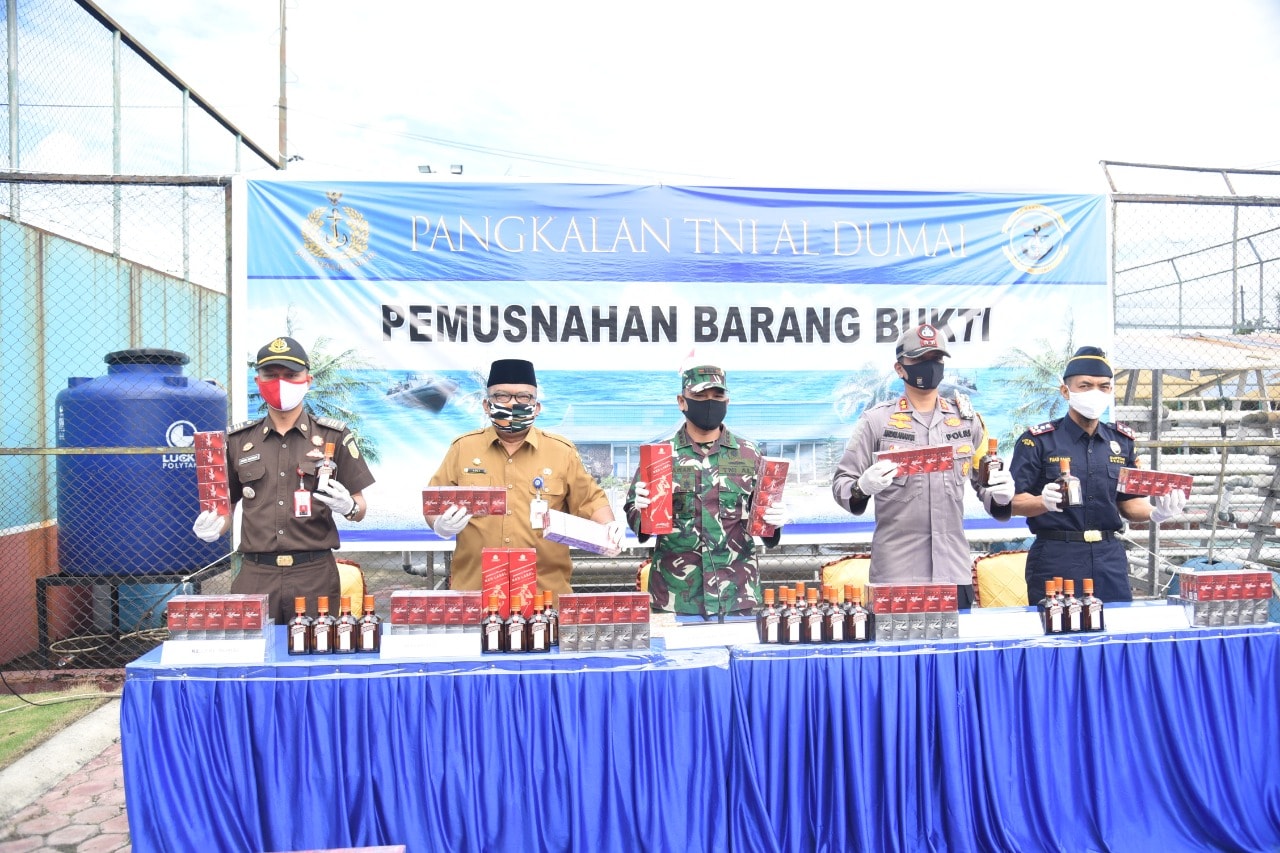 Lanal Dumai bersama Forkompimda Musnahkan Ribuan Bungkus Rokok dan Puluhan Miras