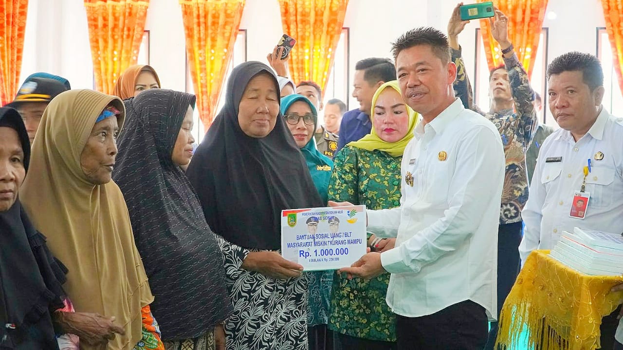 Bupati Rohil Salurkan 17.500 BLT pada Masyarakat