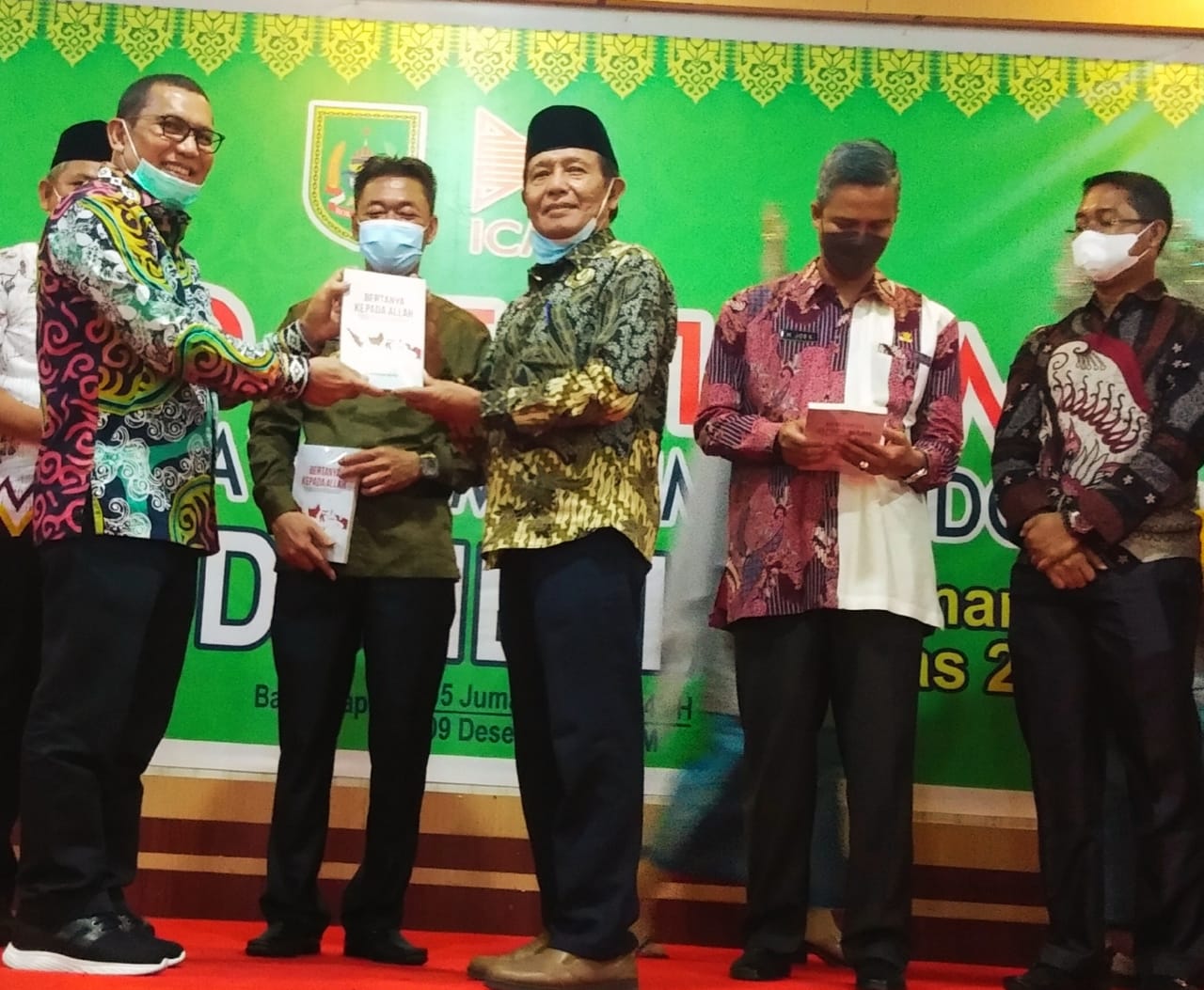 Rusli Effendi Mendapat Cendramata Dari Profesor Alaidin Koto