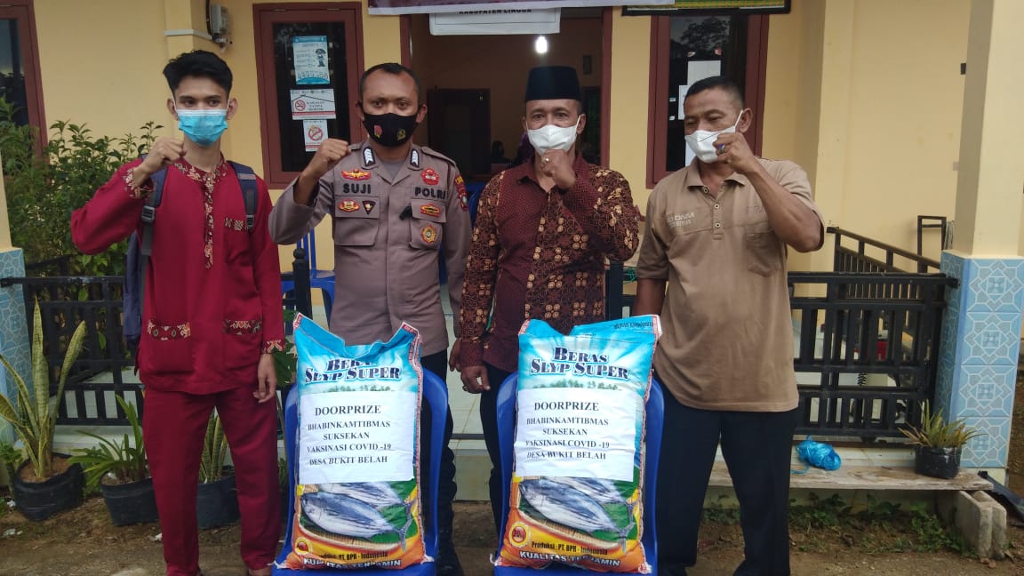 Bhabinkamtibmas Berikan Ke-Masyarakat Doorprice Demi Sukseskan Vaksinasi Covid-19