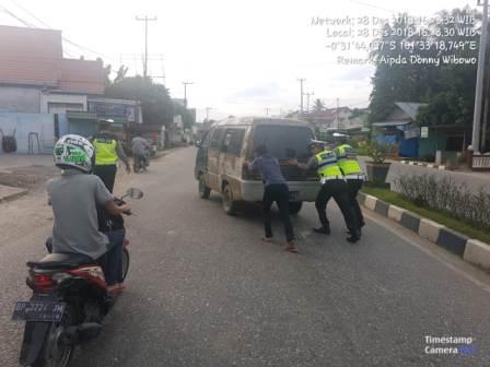 Terpuji, Polantas di Kuansing Bantu Dorong Mobil Mogok