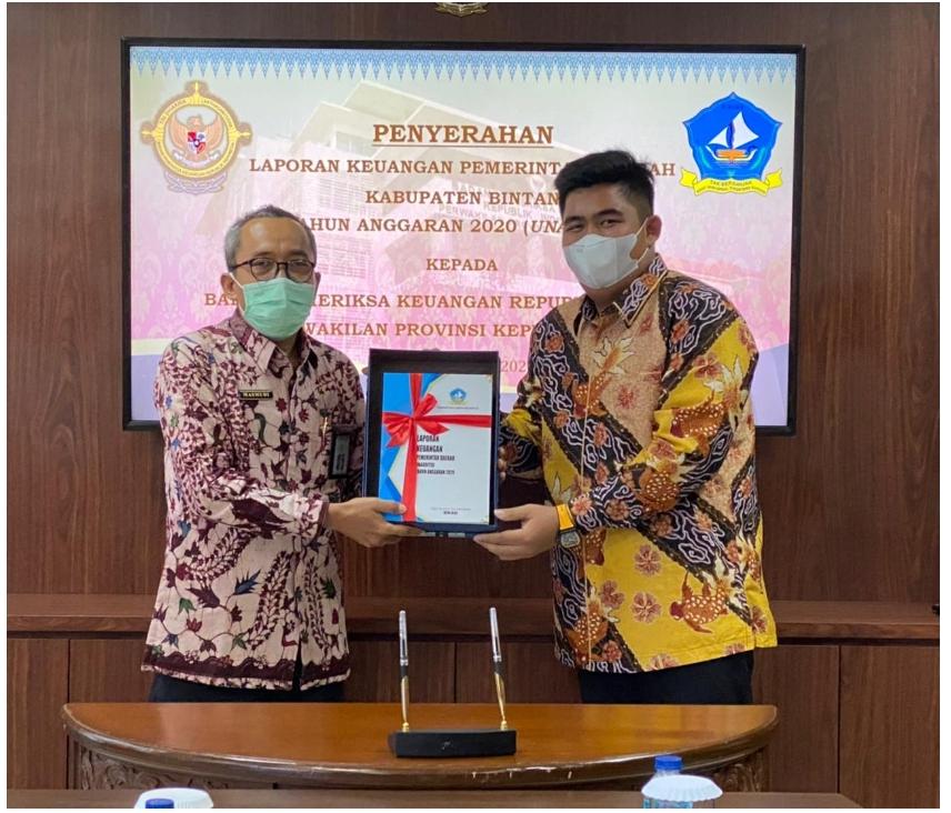 Wakil Bupati Bintan Serahkan LKPD Ke BPK Kepri