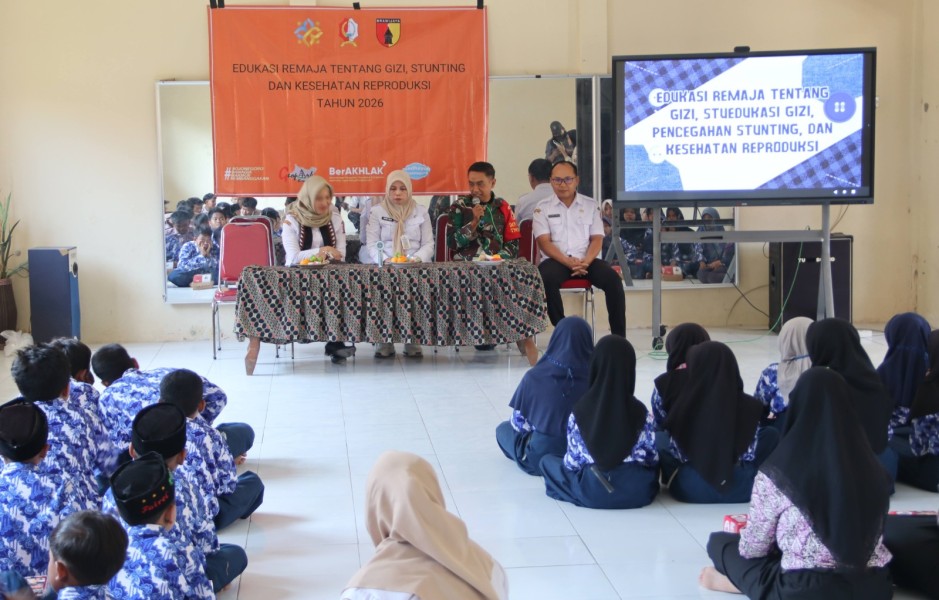 Sentuh Hati Generasi Muda; Satgas TMMD 129 Bojonegoro dan DP3AKB Edukasi Stunting serta Kesehatan Reproduksi di Kesongo