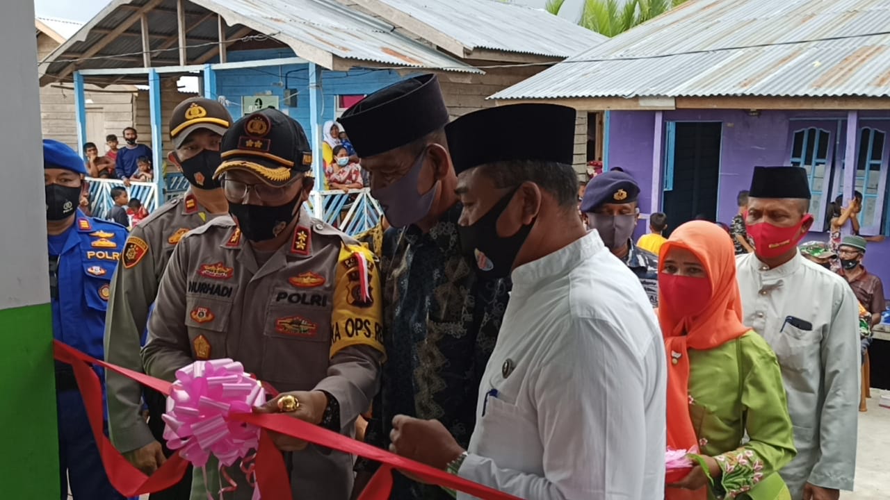 Kapolres Rohil Berikan Kunci Program Bedah Rumah Nelayan Dan Pencari Burung Di hutan Panipahan