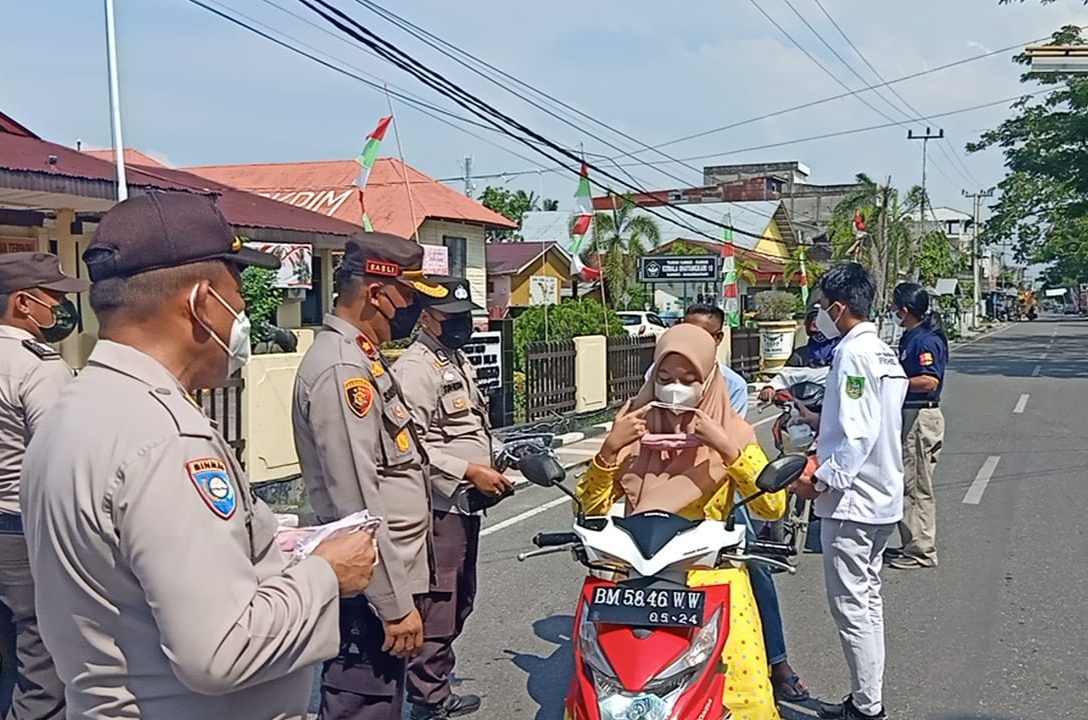 Polres Rokan Hilir Bersama Mahasiswa Kompak Bagikan Masker Kepada Masyarakat