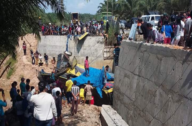 Bus Pinem  masuk Jurang Sungai Godang Desa Semunai Kecamatan Pinggir