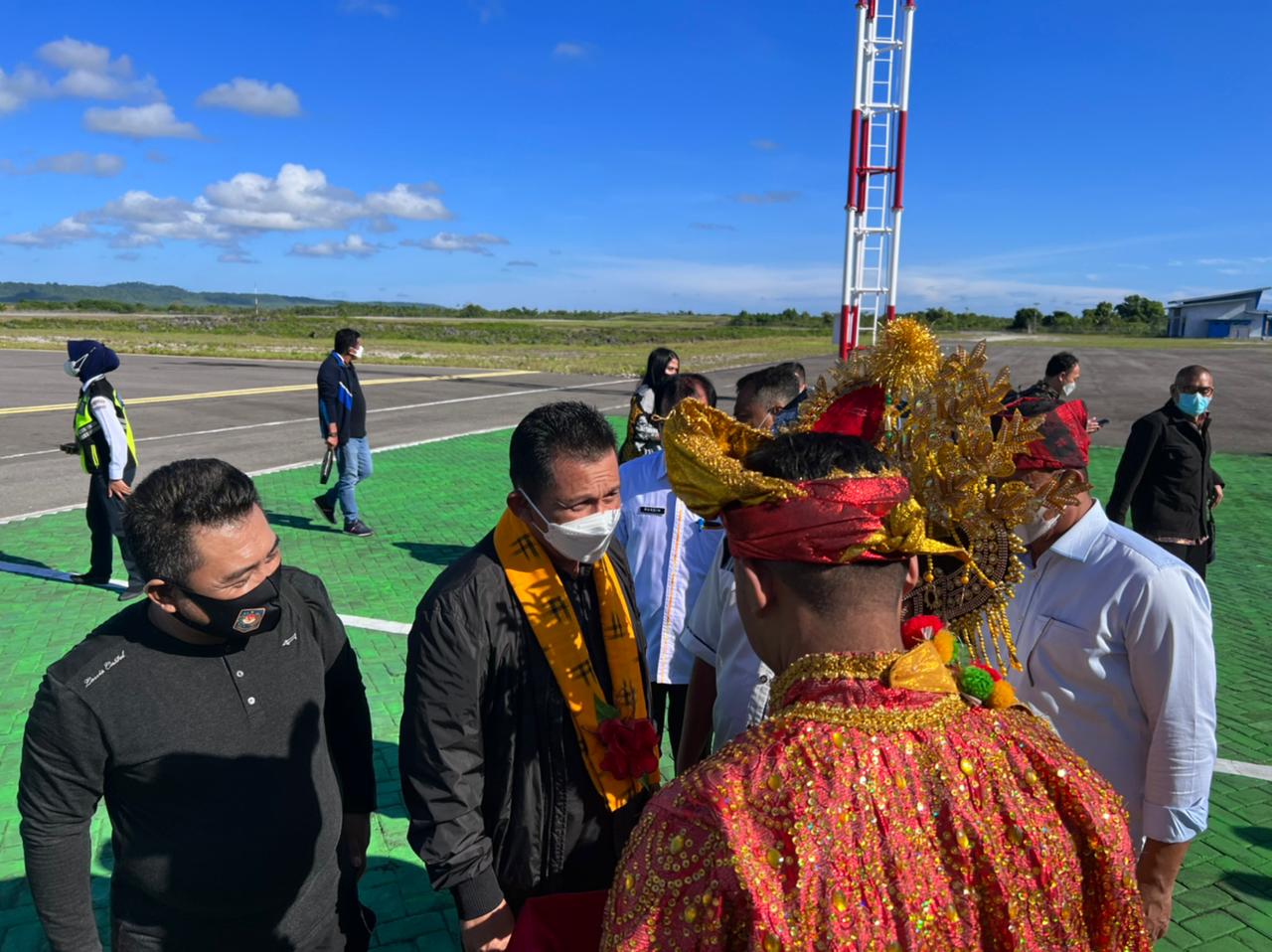 Mendarat di Bandara Matohara, Gubernur Ansar Disambut Hangat Pemprov Sulteng dan Pemkab Wakatobi