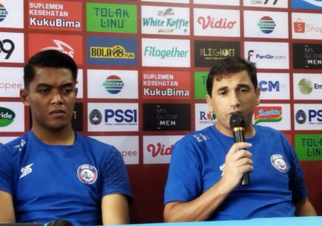 Terus Didesak Mundur oleh Aremania, Begini Tanggapan Pelatih Arema FC
