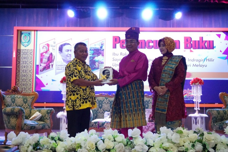 Launching Buku Biografi Bupati Inhil dan Istri