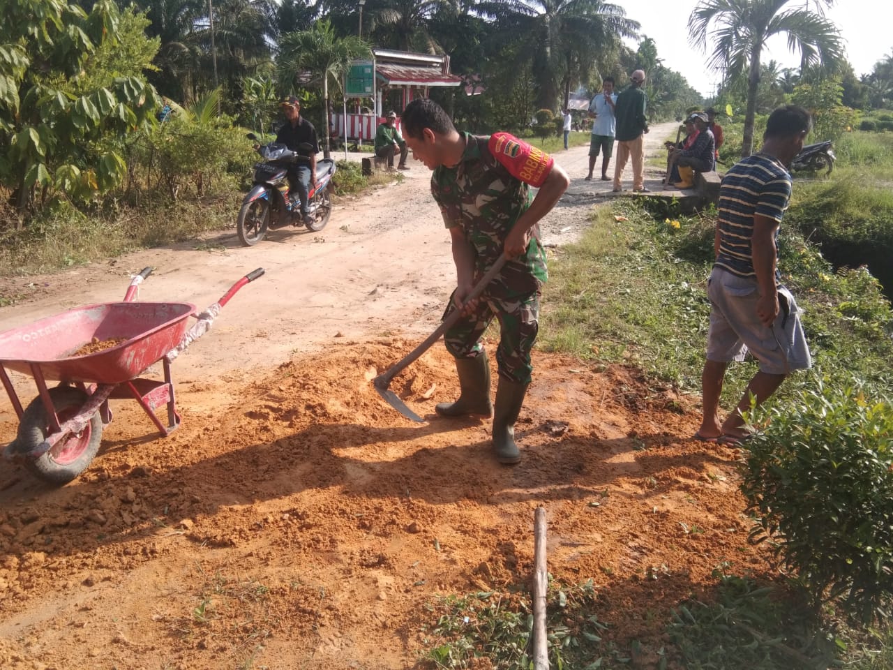Kopda Andri Waluyo Melaksanakan Goro Bersama Masyarakat