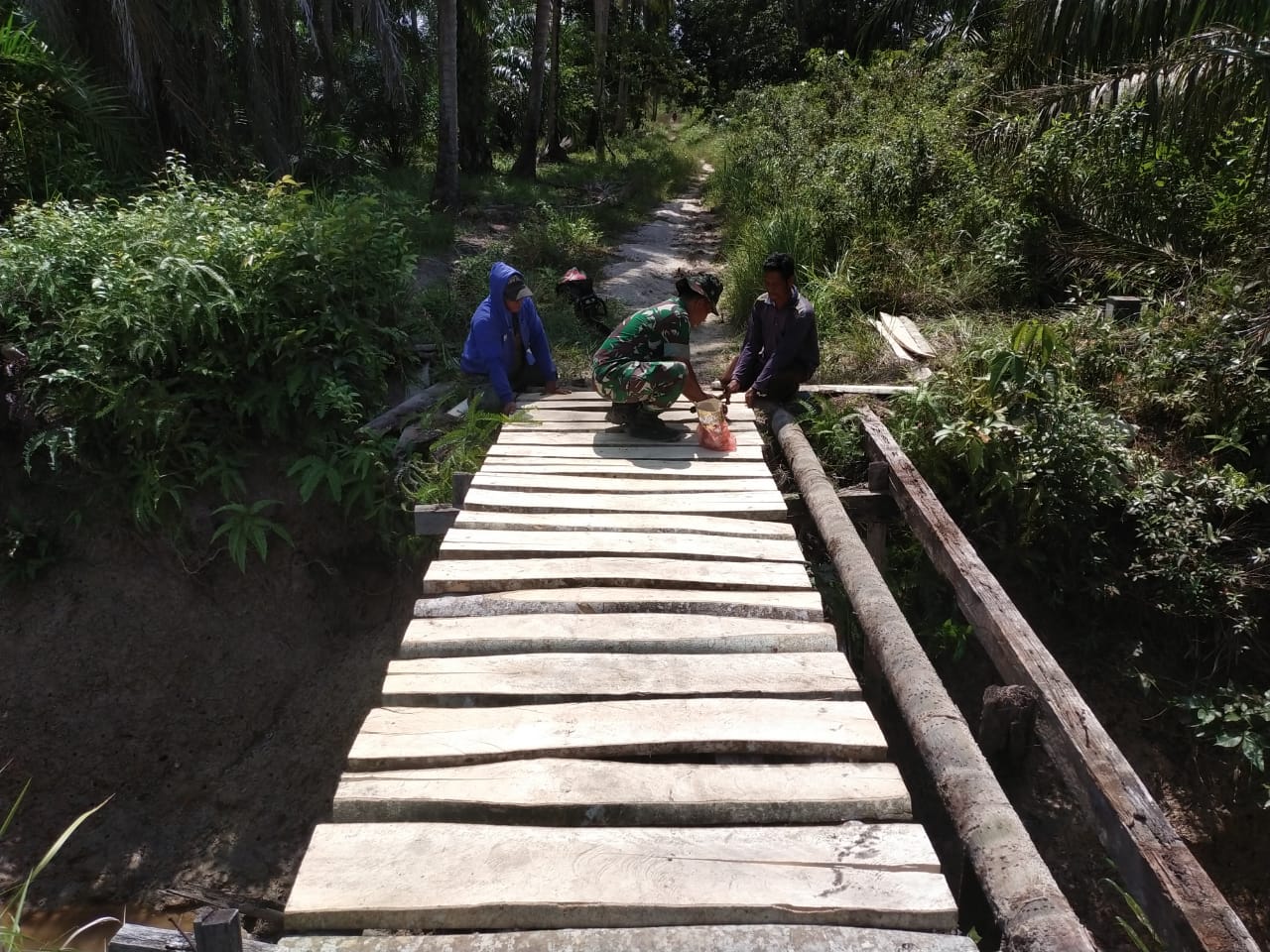 Bersama Warga, Serka Khorianto Bangun Jembatan