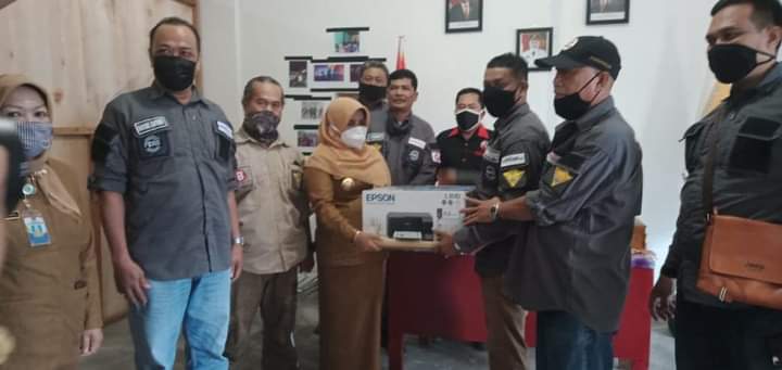 Hj Rahma walikota tanjungpinang serahkan bantuan komputer untuk Kantor Gawat Kepri
