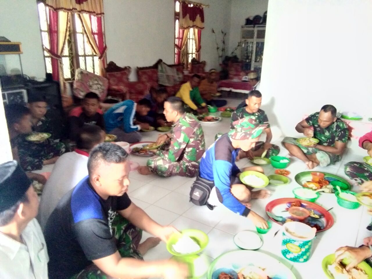 Warga Ajak Satgas TMMD Kodim 0314/Inhil Makan Siang Bersama