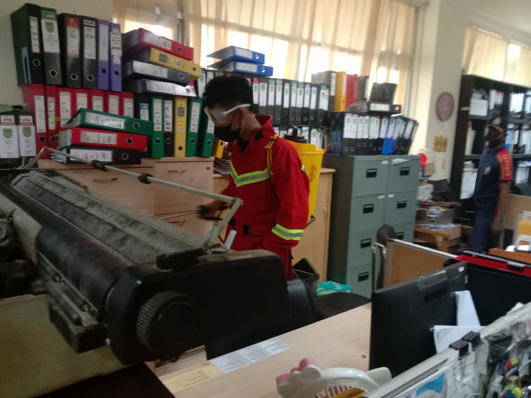DPKP Inhil Semprot Cairan Disinfektan di Sejumlah Tempat