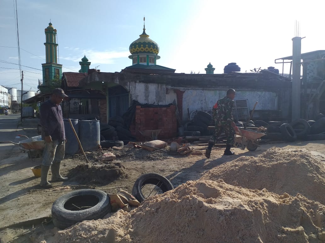 Serma RP Sianipar Bantu Masyarakat Bangun Pondasi Gedung Serbaguna
