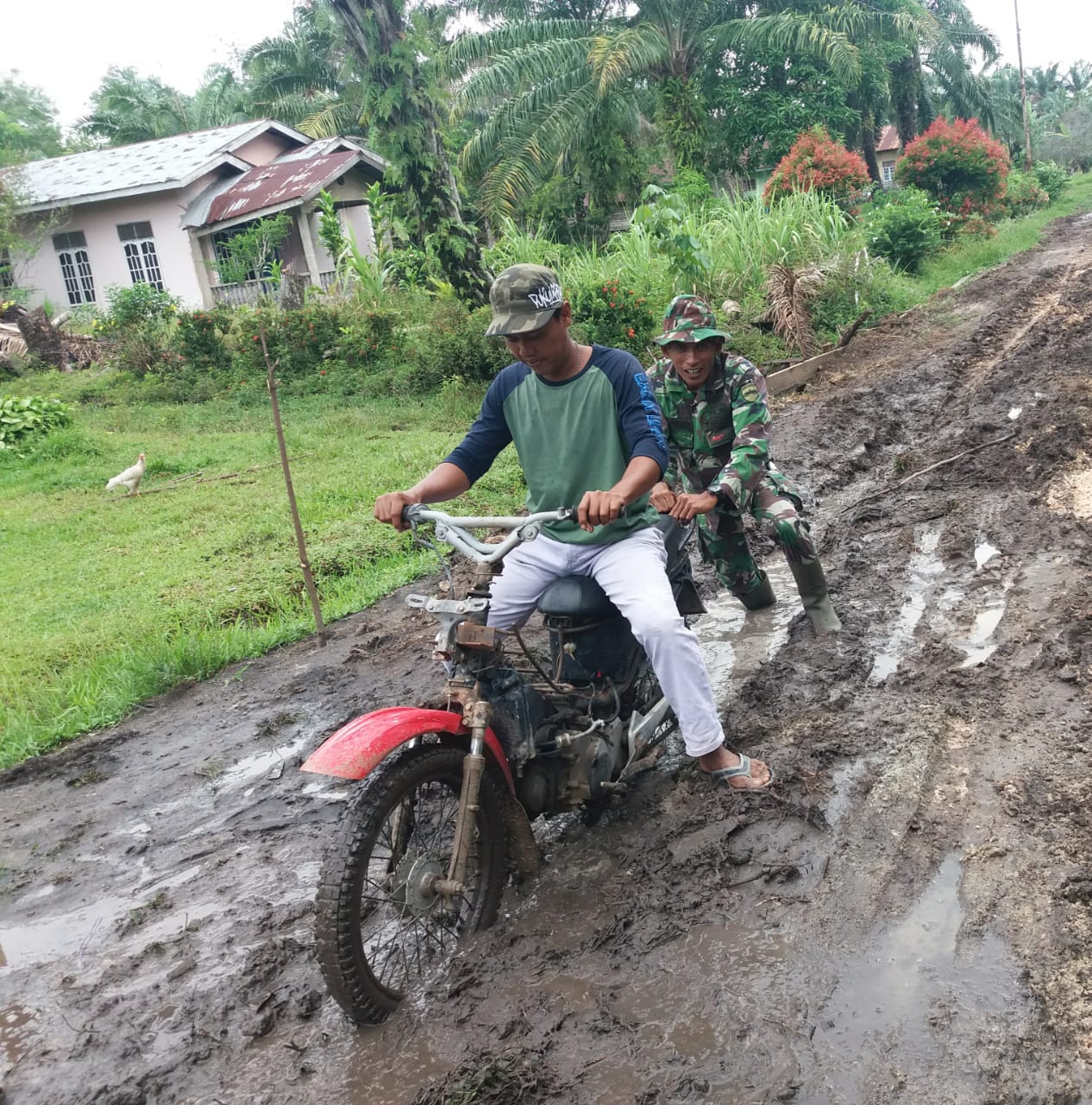 TMMD ke 107, Satgas Bantu Masyarakat Lalui Jalan Berlubang