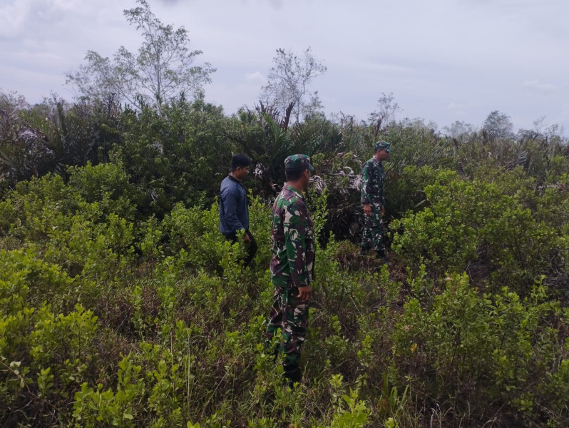 Giat Cegah Karhutla Oleh Babinsa Koramil 06 Merbau Dengan Melaksanakan Patroli dan Komsos