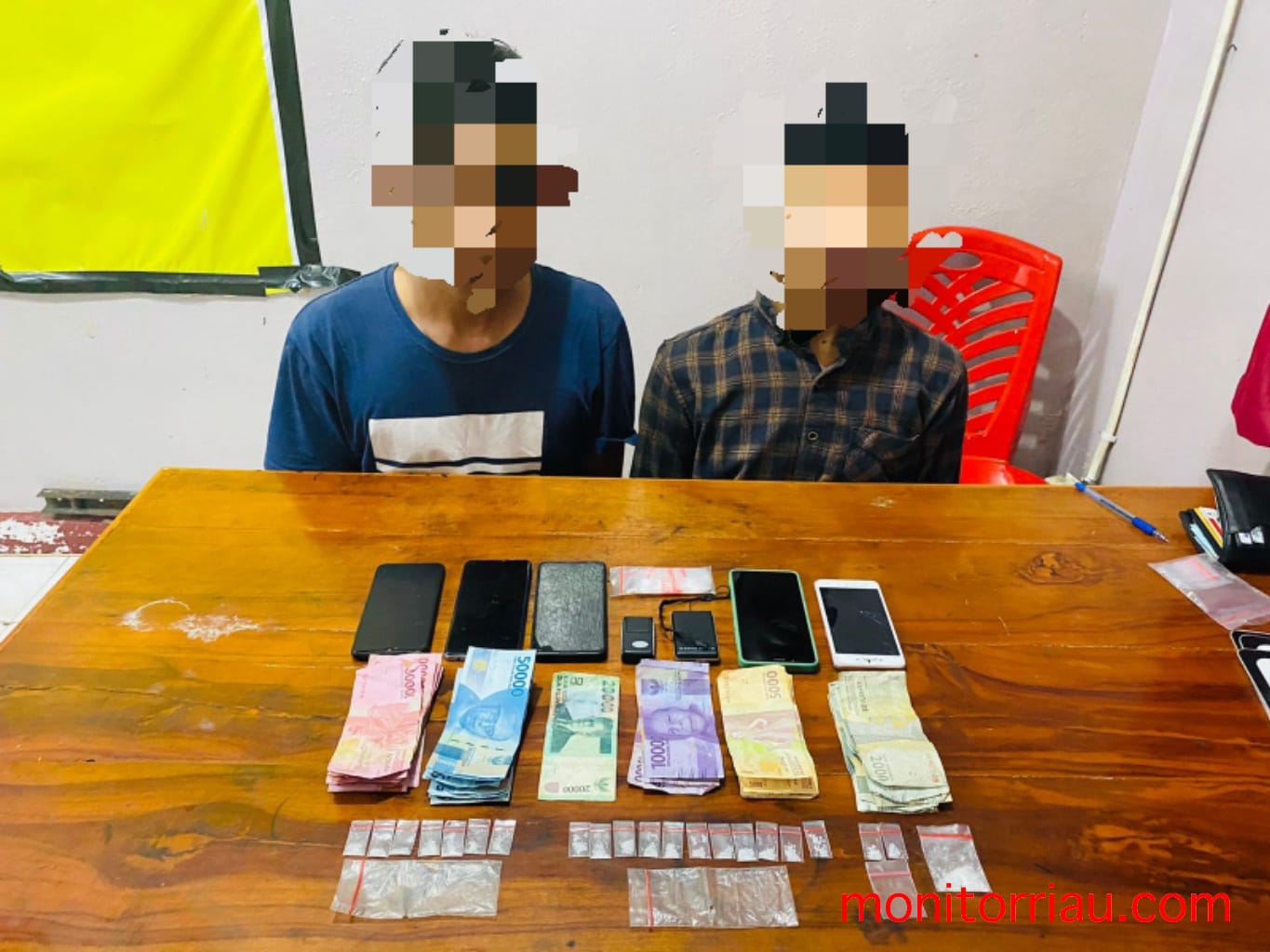 Reskrim Polsek Mandau Bekuk 2 Orang Pria Kurir Sabu Pria di Kamar 201 Hotel Malahayati