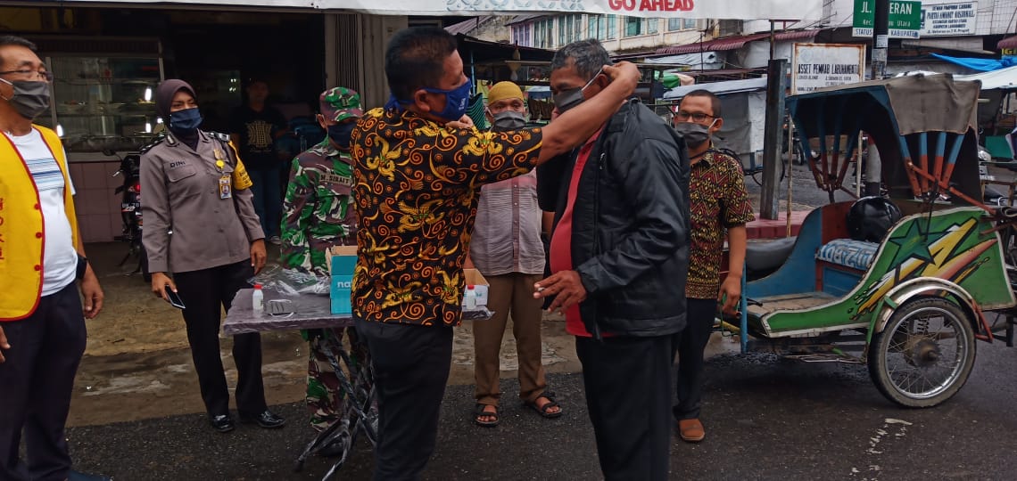 Camat Rantau Utara Bersama dengan Vihara Sila Maitreya Bagikan Masker Gratis
