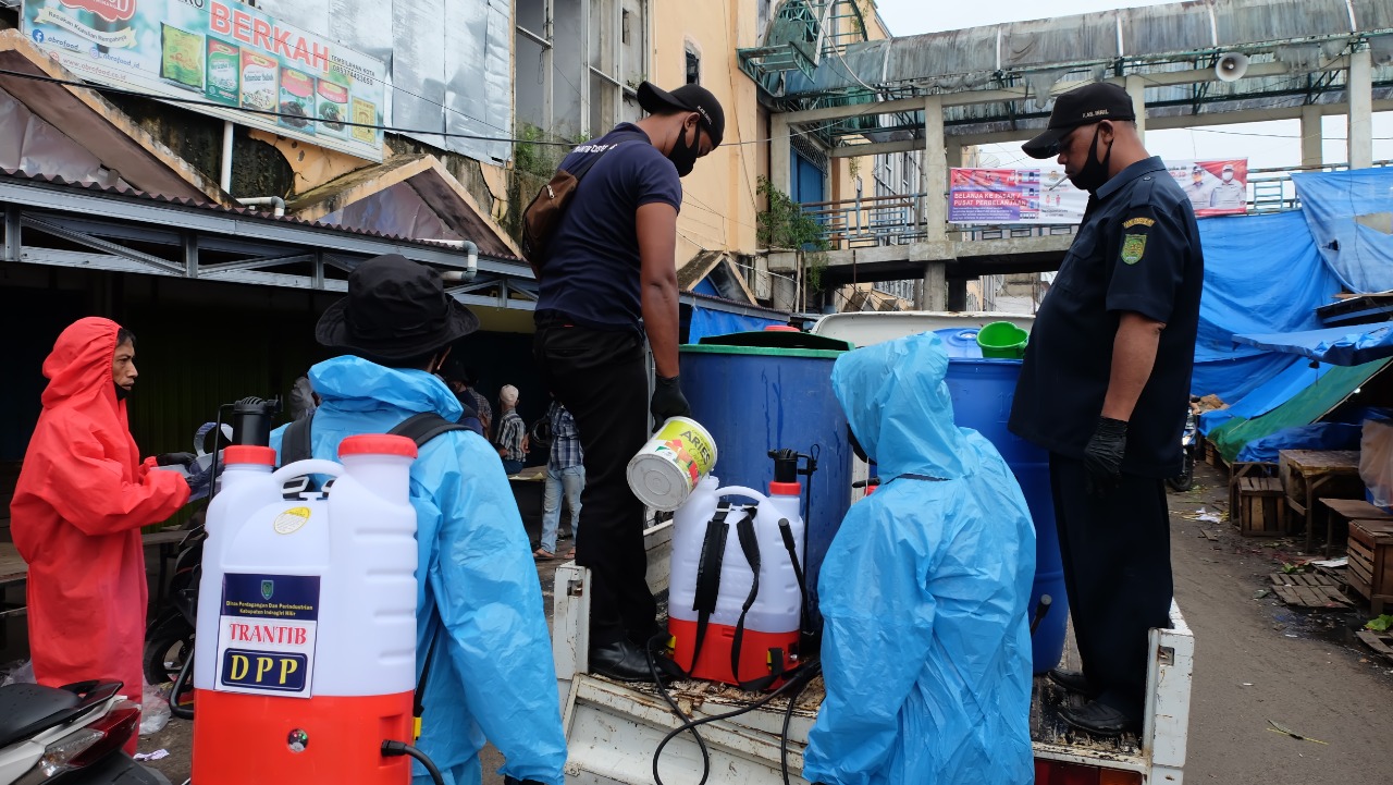 Cegah Covid-19, Disdagtri Inhil Rutin 2 Kali Sepekan Semprot Disinfektan di Area Pasar
