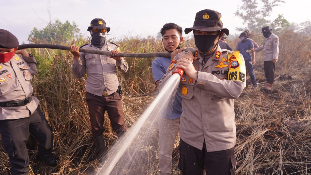 Kapolres Pelelawan Pimpin Pendinginan Lahan Gambut yang Terbakar di Pangkalan Kerinci