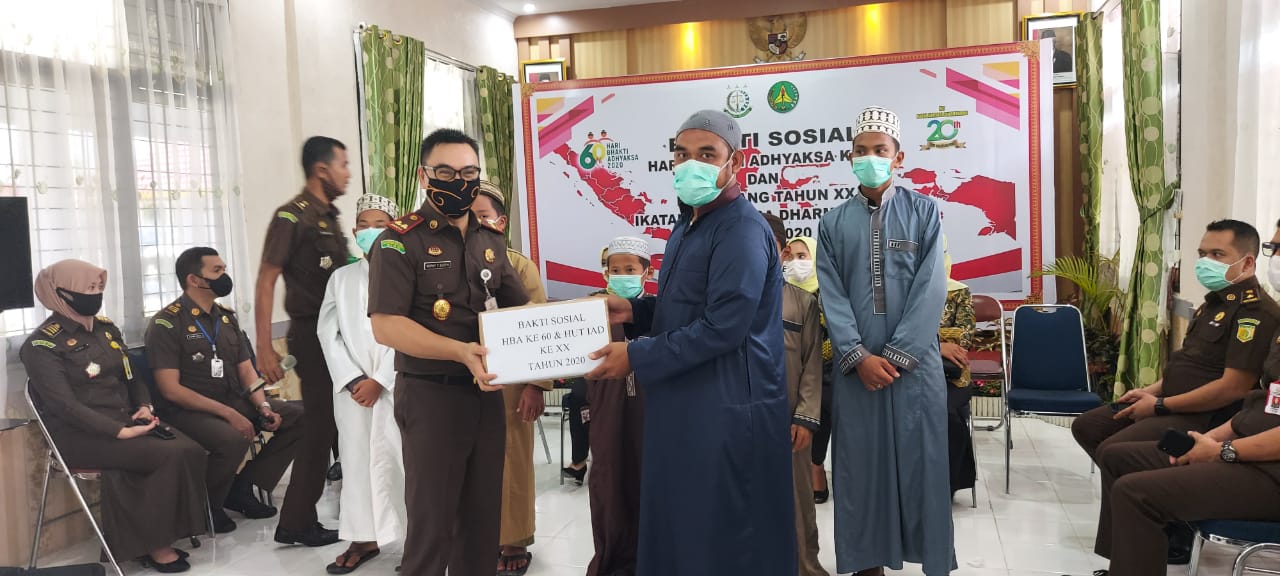 Kejari Pelalawan Gelar Berbagai Bakti Sosial