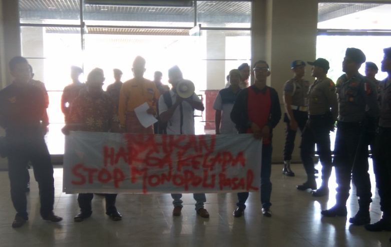 STRAIGHT NEWS, Masyarakat Sambangi Kantor DPRD Inhil Soal Harga Kelapa
