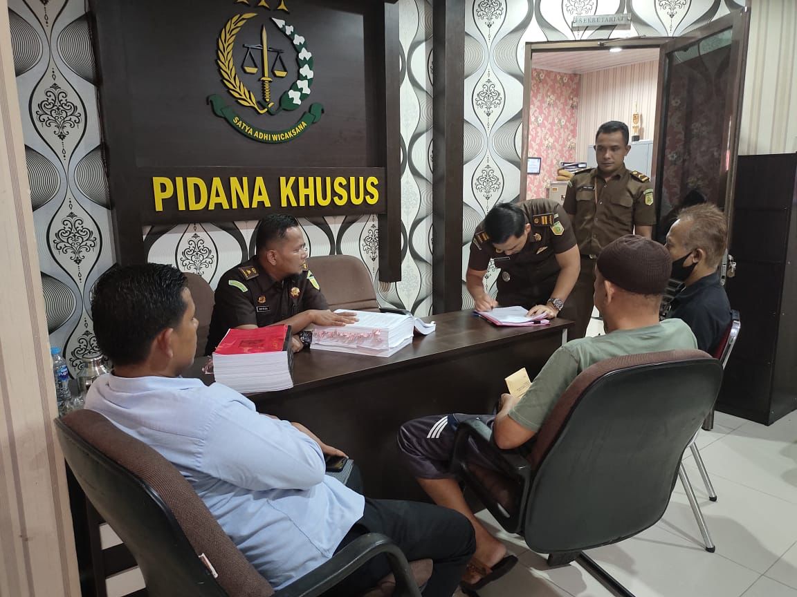 Pidsus Kejari Bengkalis Terima 2 Tersangka dan Barang Bukti, Dugaan Korupsi Panwaslu Rp 2,5 M