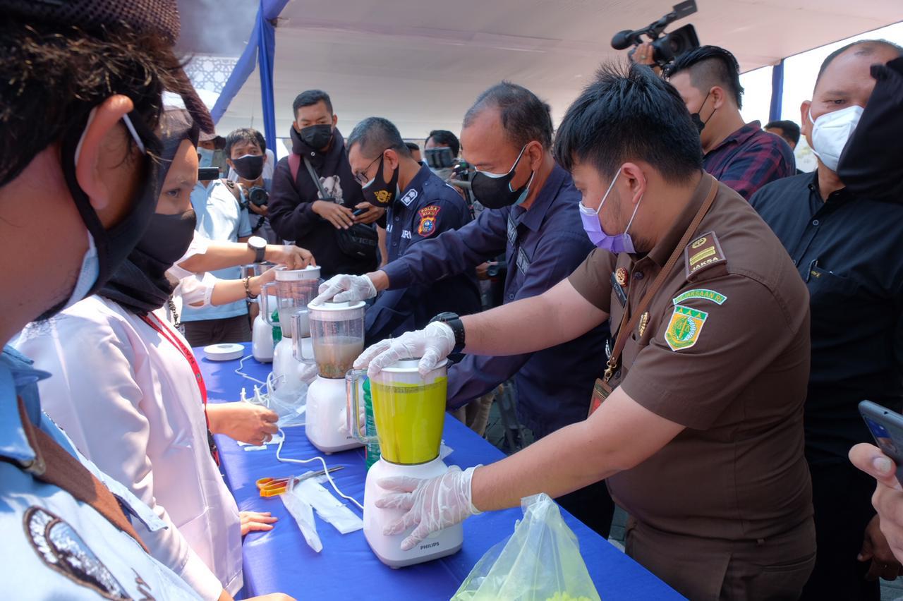 Polda Riau Musnahkan Ratusan Kilogram Shabu dan Ribuan Butir Pil Ektasi