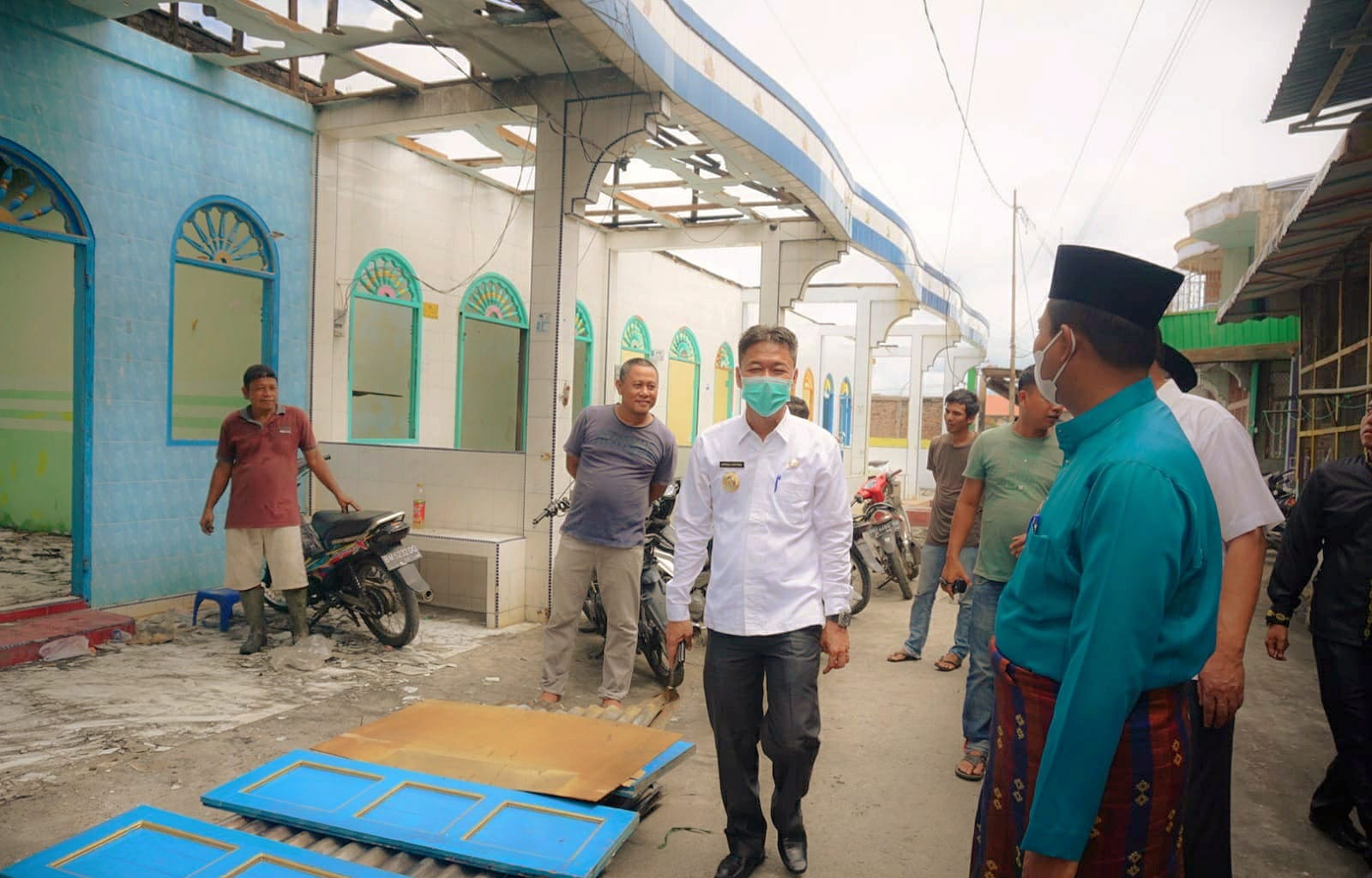 Bupati Rohil Afrizal Sintong Salurkan Sembako Kepada Warga Korban Kebakaran di Jalan Teguh