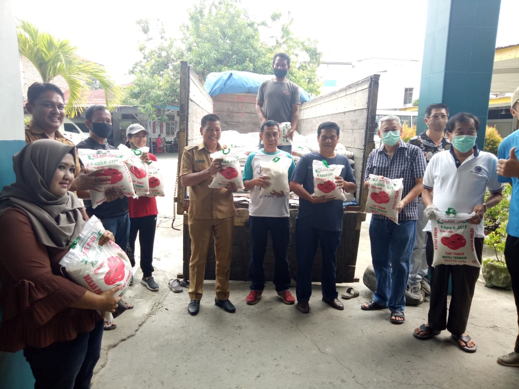 Camat Rantau Utara Bersama dengan Yayasan Buddha Jayanti Bagikan Beras di Kel Cendana