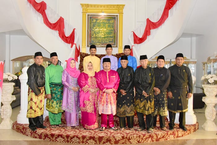 LAMR Bengkalis Pinang Bupati Amril dan Istri Terima  Penabalan Gelar Adat Melayu
