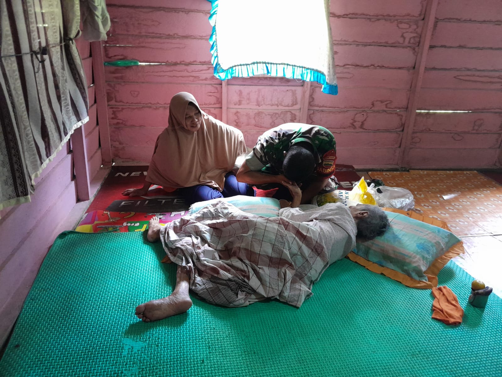 Babinsa Masuk Dapur, Serda Cerza Katno Sambangi Rumah Norimah