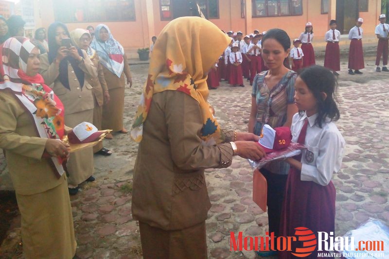 69 Siswa SDN 025 Teluk Binjai Terima Seragam Sekolah Gratis