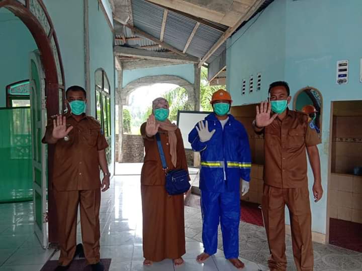 Camat Panai Hulu Sosialisasikan Pencegahan Covid-19 dan Penyemprotan Disinfektan