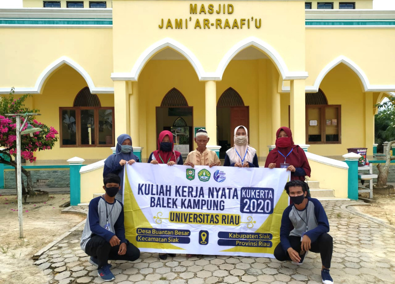 Tim Pengabdian KUKERTA UNRI Lakukan Penyemprotan Disinfektan di Masjid Desa Buantan Besar