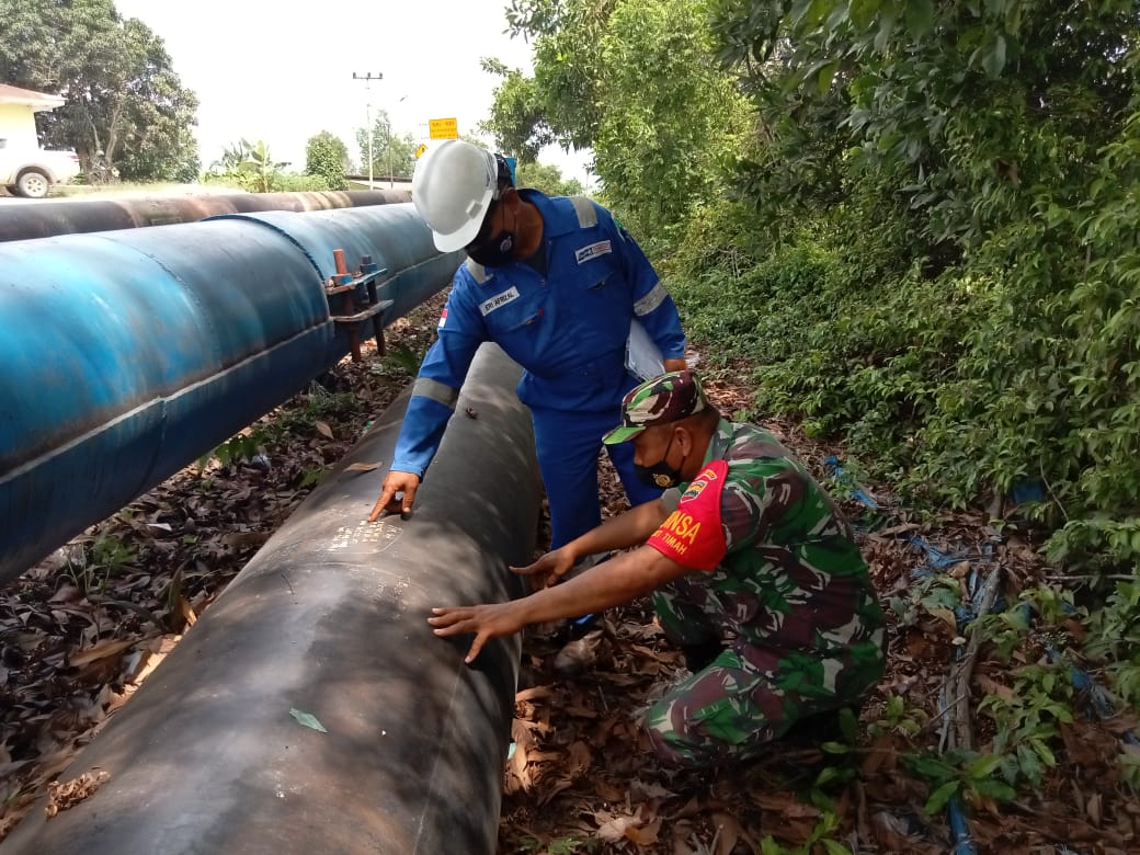 Babinsa Kelurahan Bukit Batrem Cek Kondisi Pipa PHR dan Lakukan Komsos