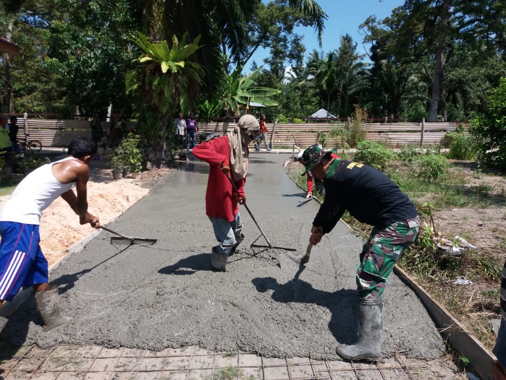 TMMD ke 107, Warga Pelintung dan Satgas TMMD Saling Bergotong Royong Mengerjakan Semenisasi