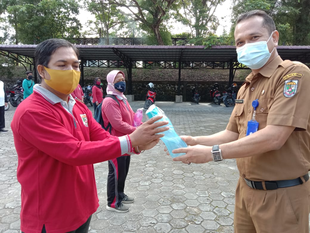 DLH Kabupaten Pelalawan Bagikan Botol Minuman Thumbler