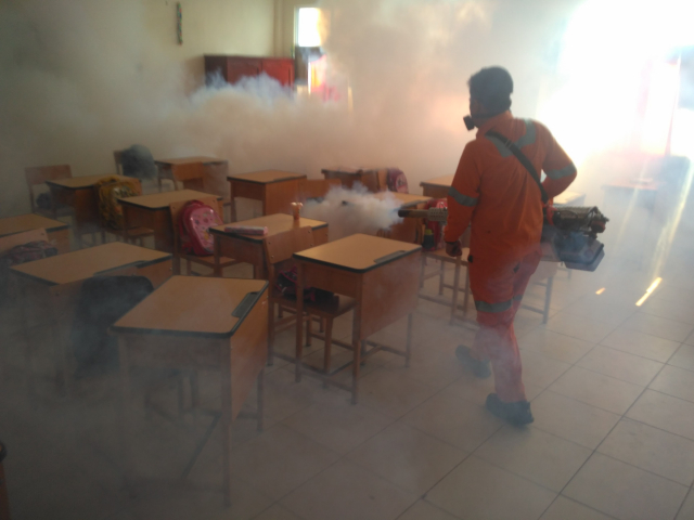 Tidak Cuma Rumah, Sekolah Dasar Pun Turut Difogging