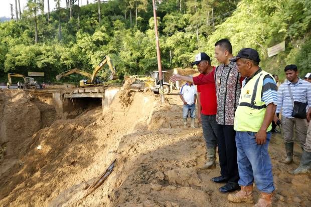 Wagub Sumut Tinjau Longsor di Jembatan Sidua-dua Parapat