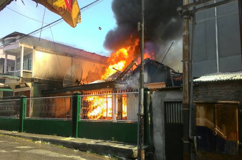 Baru Saja, Pangkalan Elpiji dan Gudang Beras di Duri Terbakar