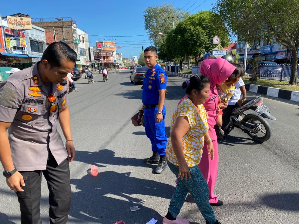 Bersama Dengan Istri, Kapolres Dumai Bantu Korban Kecelakaan
