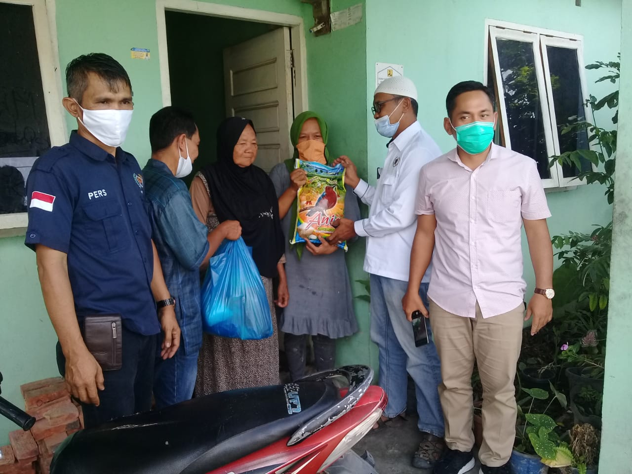 Warga Dumai Sambutan Baik Kegiatan ''PWI Peduli'' Berbagi Sembako