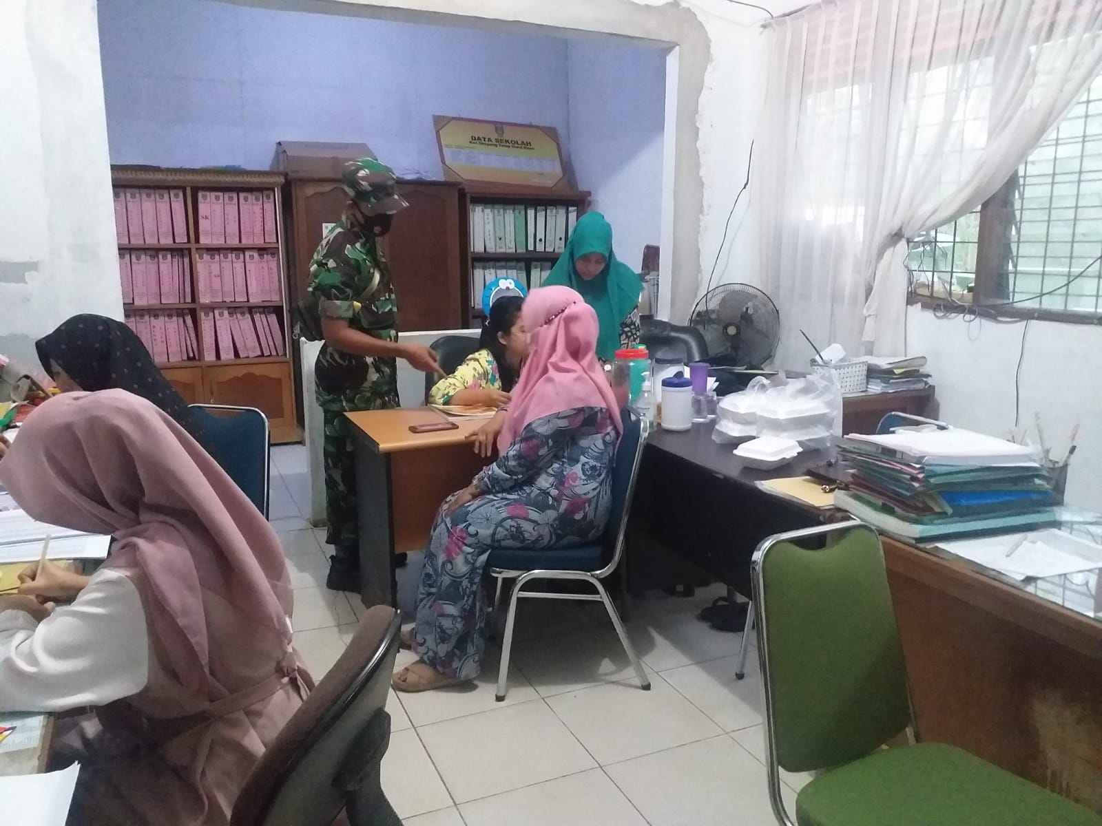 Canangkan Kegiatan Untuk Masyarakat, Sertu Sugianto Berkoordinasi Dengan Aparat Kelurahan