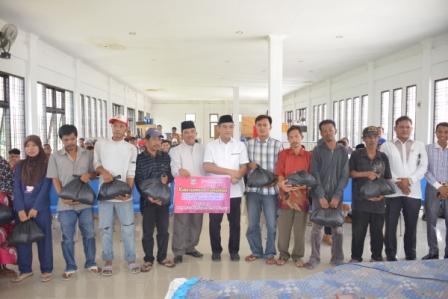 2 Kecamatan di Kampar, Jerry Noer Bagikan Paket Sembako