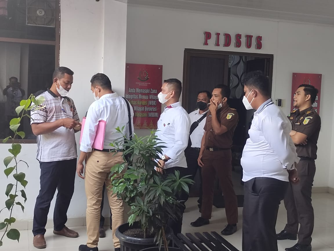 Diduga Terima Rp 590 Juta Dari Penjualan Tanah HPT, Kades Kembung Luar Ditahan