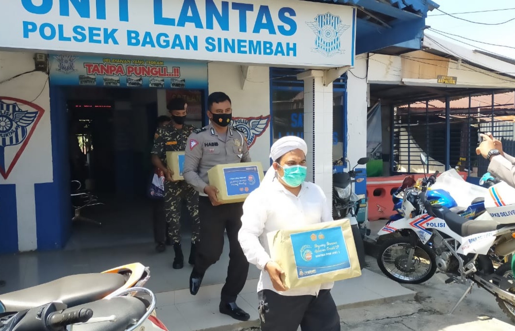 Darurat, Polsek Bagan Sinembah Bagikan Sembako Kepada Warga Terdampak PPKM