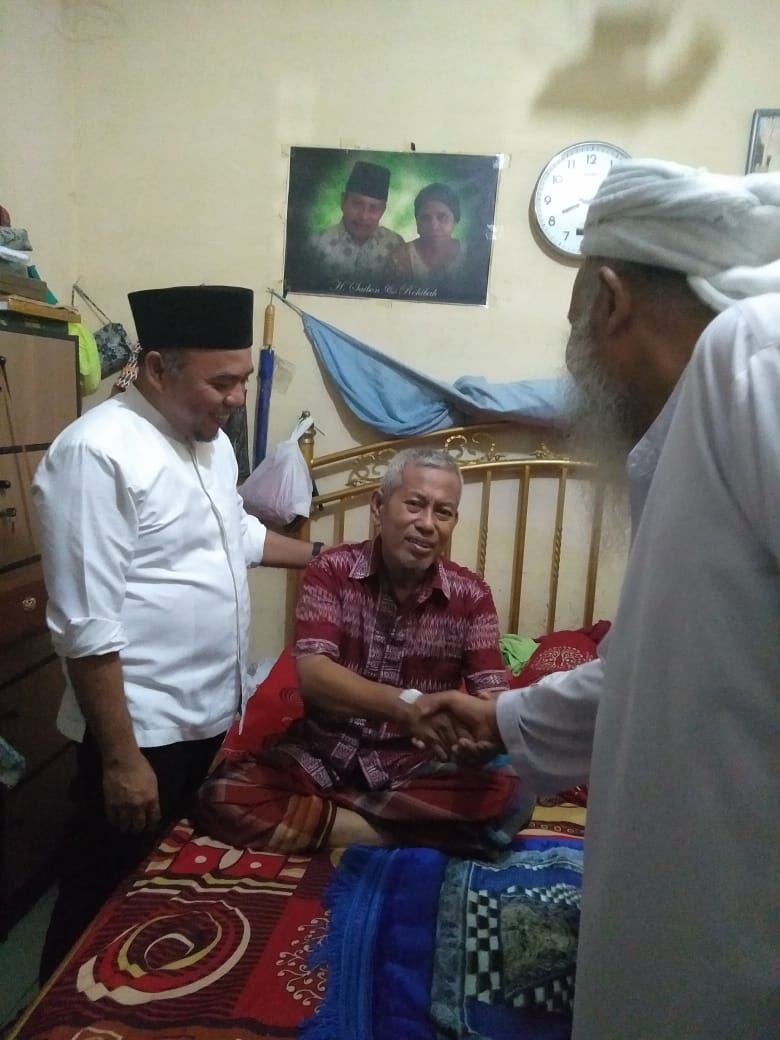 Bupati Labuhanbatu Jenguk Imam Masjid Baitul Muhsinin