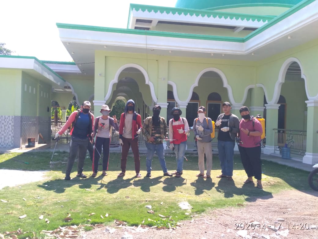 Karang Taruna Peduli Covid-19, Semprot Rumah Warga Desa Muntai
